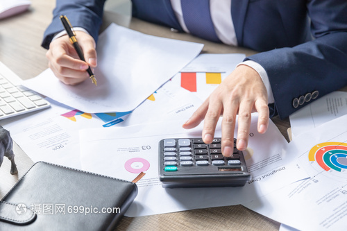 商務(wù)男士制作財務(wù)報表