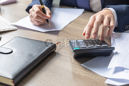 商務男士制作財務報表