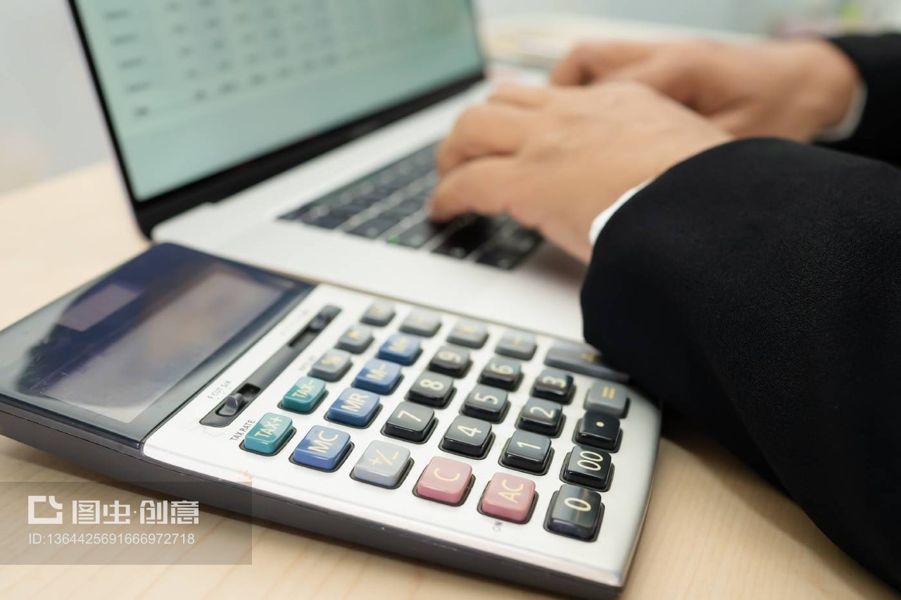 亞洲會(huì)計(jì)師工作和分析財(cái)務(wù)報(bào)告項(xiàng)目會(huì)計(jì)圖表和計(jì)算器在現(xiàn)代辦公室,財(cái)務(wù)和商業(yè)概念。