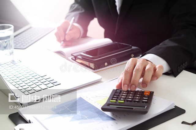 與財務部門合作的商人手關(guān)于成本和計算器businessman hand working with finances about cost and calculator